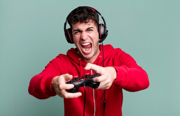 Volwassen man met headset en een gamer-besturingsconcept