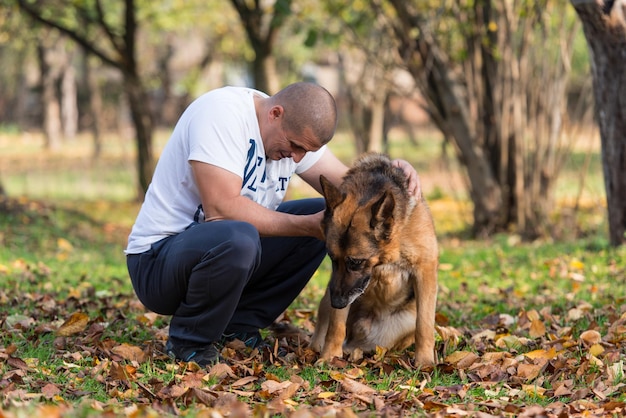 Volwassen man met zijn hond