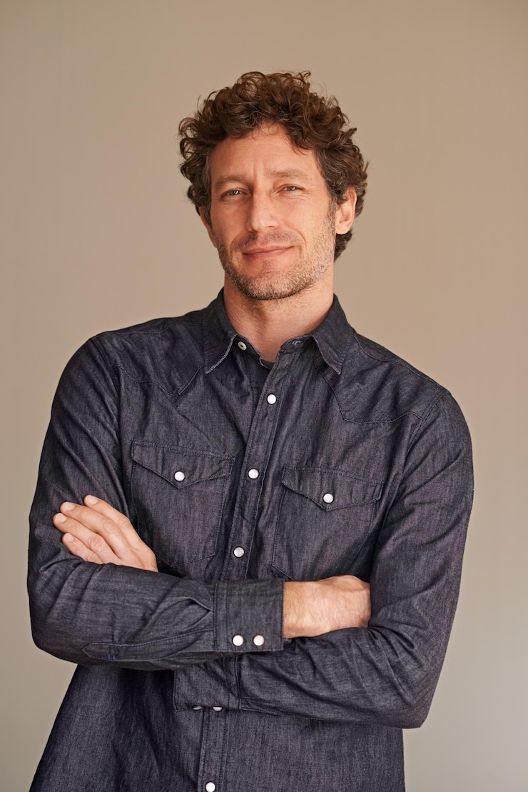 Foto volwassen man portret en zelfverzekerd in studio glimlach en denim of casual mode op bruine achtergrond gelukkige mannelijke persoon positieve en coole kleding of stijl trots en tevredenheid voor esthetische
