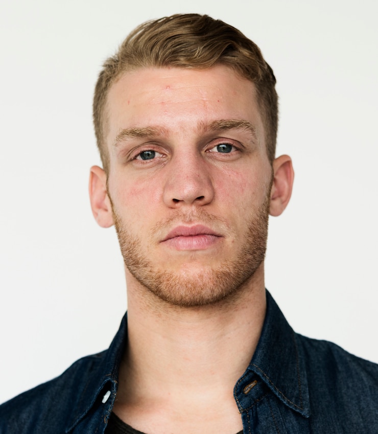 Foto volwassen man serene face expression studio portrait