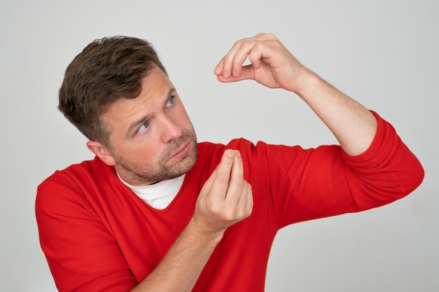 Foto volwassen man toont kleine kleine maten met vingers