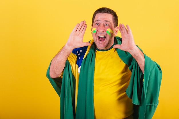 Volwassen man voetbalfan uit Brazilië met vlag schreeuwen promotie reclame foto