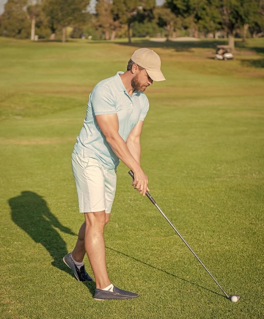 Volwassen mannelijke golfspeler op professionele cursus met groene grasgolfspeler