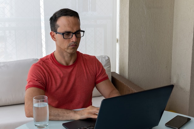 Volwassen mannetje dat met glazen laptop doorbladert