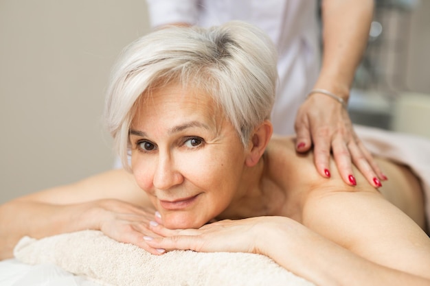 volwassen mooie vrouw op massage