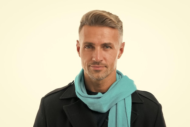 Volwassen ongeschoren man slijtage sjaal mannelijke herfst seizoen mode knappe kerel geïsoleerd op witte achtergrond mannelijk haar schoonheid en verzorging barbershop salon gezichtsverzorging concept