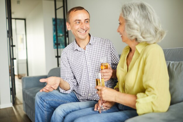 Volwassen paar drinken champagne op feestje