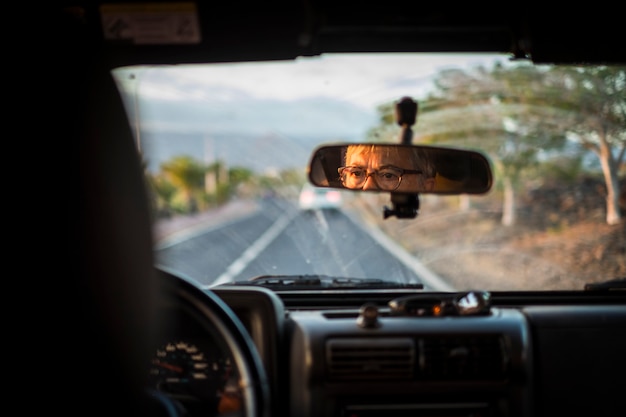 volwassen senior vrouw rijdt in de auto