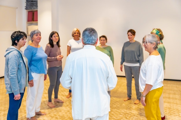 Volwassen studenten aankomen in een qigong les