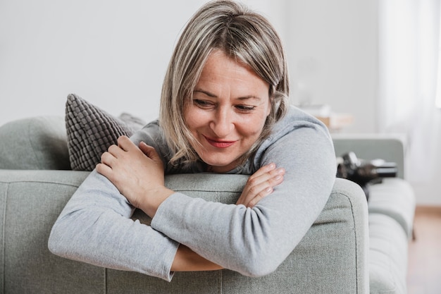 Volwassen vrouw die thuis benadrukt