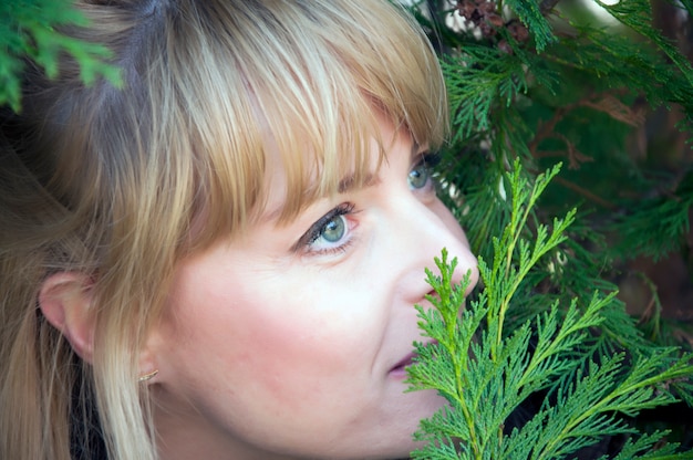 Volwassen vrouw die van haar tijd geniet bij het park