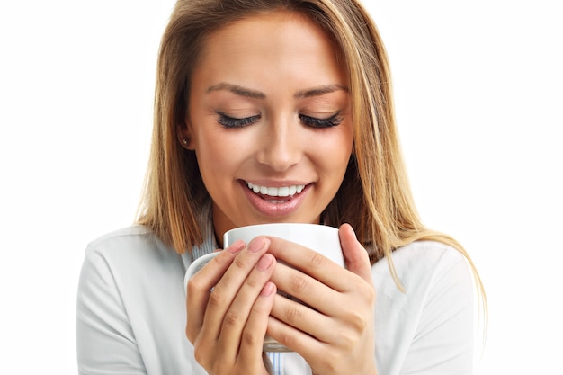 Volwassen vrouw drinken kopje thee koffie geïsoleerd over white