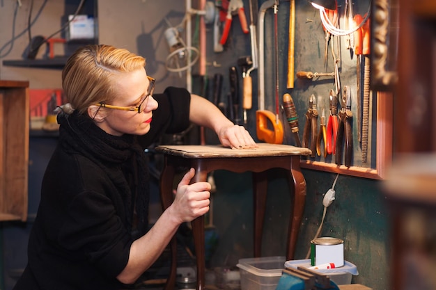 Foto volwassen vrouw in de werkplaats