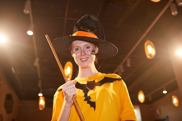 Foto volwassen vrouw in heks kostuum op halloween