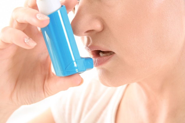 Volwassen vrouw met behulp van inhalator, close-up