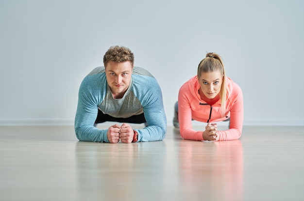 Volwassen vrouw met haar persoonlijke fitnesstrainer