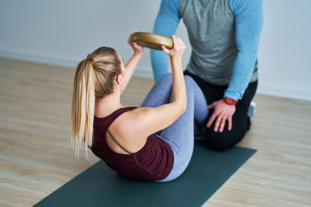 Volwassen vrouw met haar persoonlijke fitnesstrainer