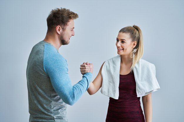 Volwassen vrouw met haar persoonlijke fitnesstrainer