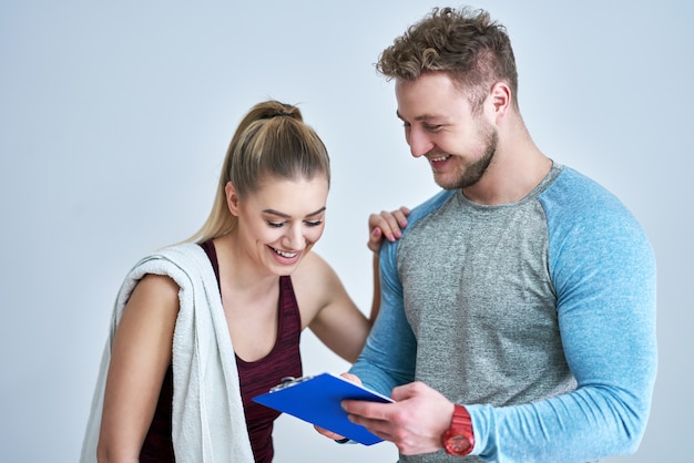 Volwassen vrouw met haar persoonlijke fitnesstrainer