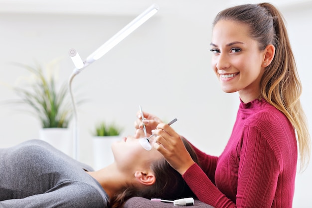 volwassen vrouw met wimperverlenging in professionele schoonheidssalon