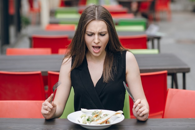 volwassen vrouw vork eten werk