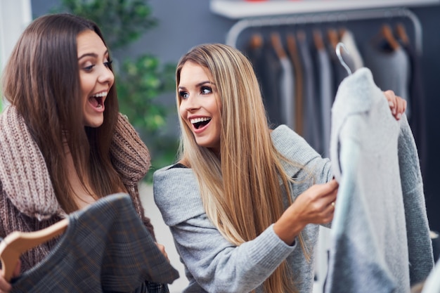 volwassen vrouw winkelen voor kleding in het stadscentrum in de herfst