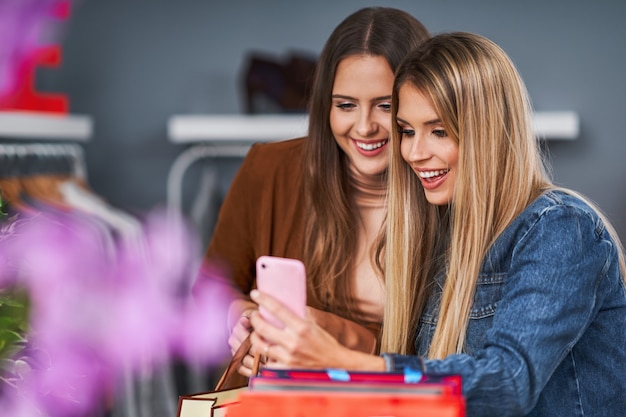 volwassen vrouw winkelen voor kleding in het stadscentrum in de herfst