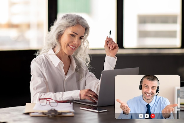 Volwassen vrouwelijke ondernemer heeft een videochat met een bedrijfsadviseur.