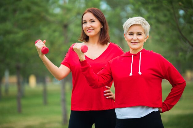 Volwassen vrouwen in sportkleding die in het park uitoefenen