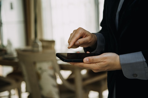 Volwassen zakenman die een digitale tablet gebruikt om informatie te bespreken met een jongere collega