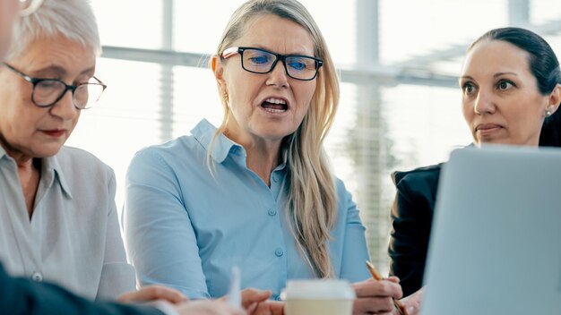 Volwassen zakenvrouw die ideeën bespreekt met collega's. kantoor werkdagen