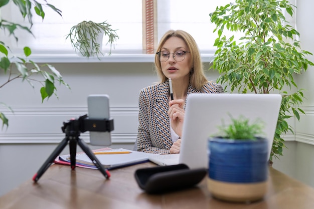 Volwassen zakenvrouw die online vanuit huis werkt