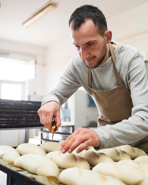 Volwassene bezig met heerlijk vers brood