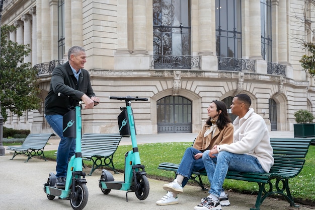 Volwassenen die leren gebruik te maken van een elektrische scooter