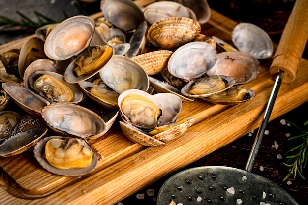 Vongole on a wooden cutting board