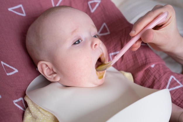 Voor de eerste keer een kleine blanke baby voeden