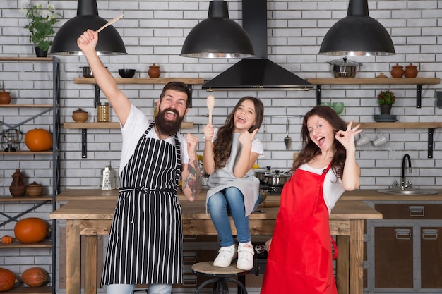 Voor de lol. Familie vakanties. Moeder vader en dochter samen koken. Gelukkig kind met ouders koken in de keuken. Familie voorbereiding voedsel. Taken en plichten. Kookteam. Kook met liefde.