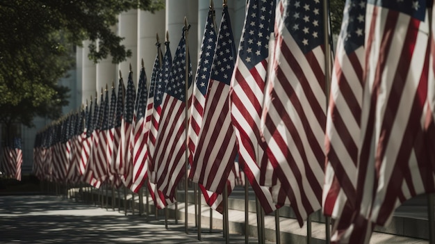 Voor een gebouw staat een rij Amerikaanse vlaggen opgesteld.