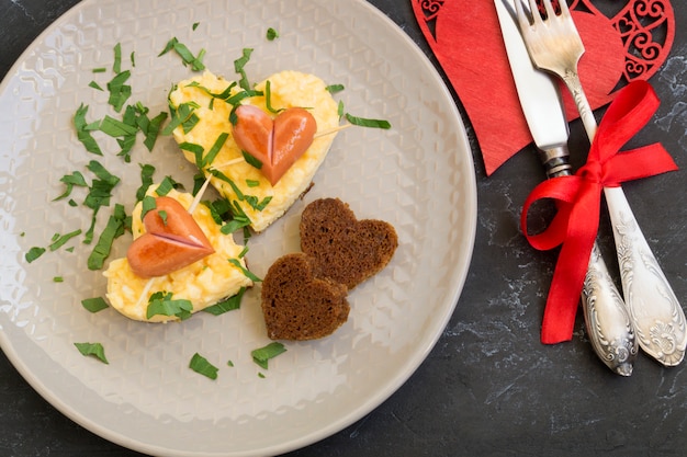 Voor het ontbijt op Valentijnsdag kan omlette met brood in de vorm van een hart zijn.