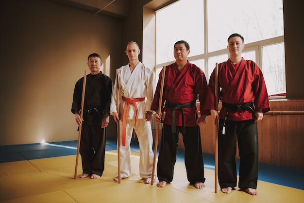 Foto voor taekwondo verblijven mannen in de trainingsruimte.