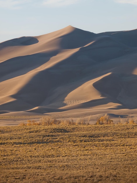 Voor zonsondergang in Great Sand Dunes National Park, Colorado.