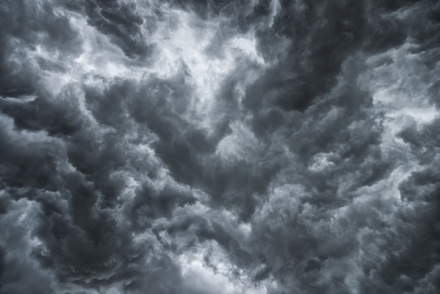 Voor zware regenbuien. Veel bliksem en harde wind. De donkere wolkenlucht ziet eruit als een grote zwarte rook.