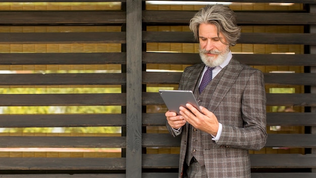 Foto vooraanzicht bebaarde elegante man met tablet