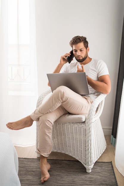 Vooraanzicht casual man werken vanuit huis