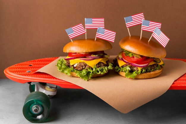 Vooraanzicht cheeseburgers op skateboard met Amerikaanse vlag