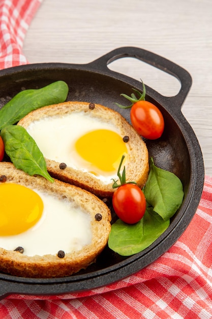 Vooraanzicht ei toast in pan met tomaten op witte achtergrond brood kleur lunch schotel ontbijt maaltijd thee eten