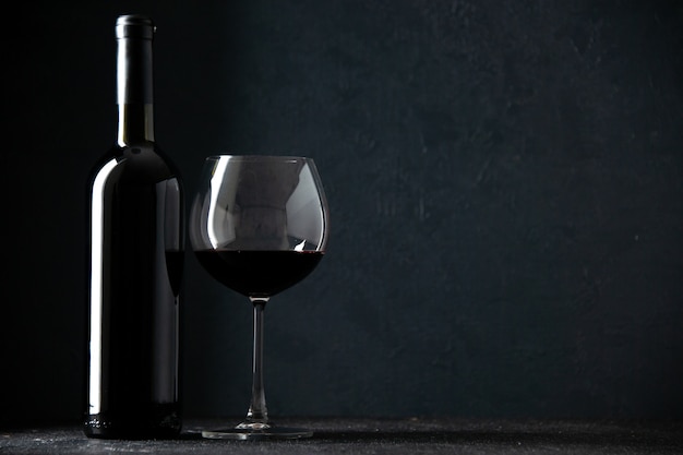 vooraanzicht fles wijn met leeg glas op donkere achtergrond alcohol restaurant duisternis champagne druif foto