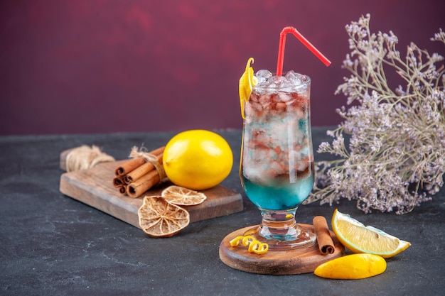 vooraanzicht fruitige cocktail met stro en ijs op donkere achtergrond limonade kleur zomer bar feest drankje vers sap koel ijs