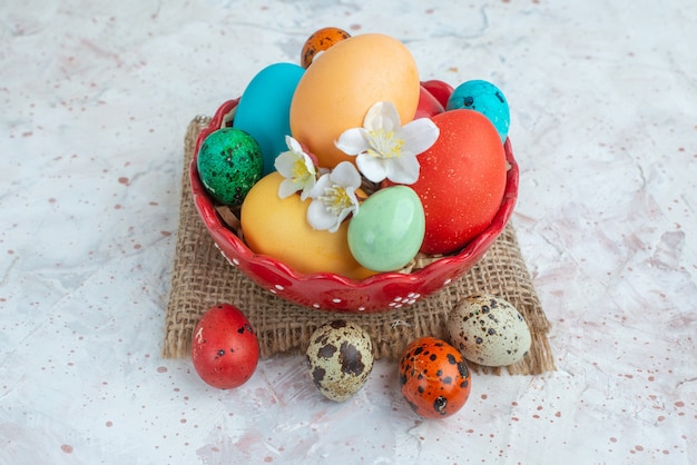 vooraanzicht gekleurde beschilderde eieren binnen plaat op witte achtergrond lente novruz kleurrijke vakantie sierlijke horizontaal