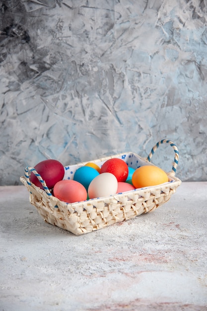 vooraanzicht gekleurde paaseieren met schattige ontworpen doos op witte achtergrond lentegroep sierlijke kleuren multi